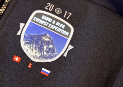 Diverse Bekleidung für eine Everest Expedition 2017 mit Textildruck veredelt