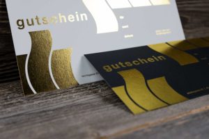 Gutscheine mit Goldfoliendruck auf einem Kunstlederpapier für Planet Hair, Chur