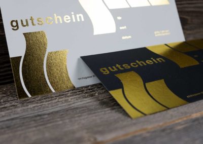 Gutscheine mit Goldfoliendruck auf einem Kunstlederpapier für Planet Hair, Chur