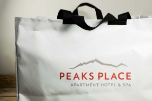 Custom Handgemachte Riesentaschen für das Peaks Place in Laax