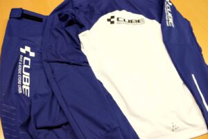 Langlaufbekleidung mit Cube Logo bedruckt für den Cube Bike & Nordic Store in Chur