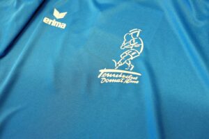 Druck des Logos auf Sportkleidern von Erima für den Tennisclub Domat / Ems