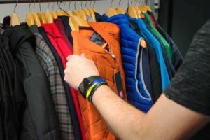 Jacken, Vesten und Sweatshirts auswählen und bereitstellen für den Ausverkauf.