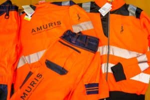 Portwest Arbeitskleider mit feuerhemmenden Drucken für die Amuris AG