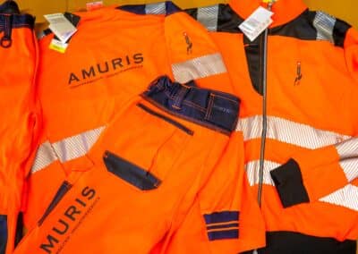 Portwest Arbeitskleider mit feuerhemmenden Drucken für die Amuris AG