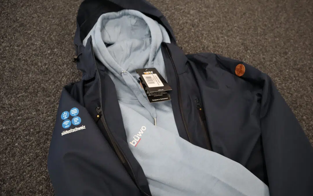 Jacke und Hoodie mittels Textildruck Chur für die Südostschweiz und Bündner Woche Chur bedruckt.