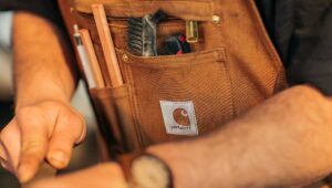 Detailaufnahme einer Carhartt Latzhose.