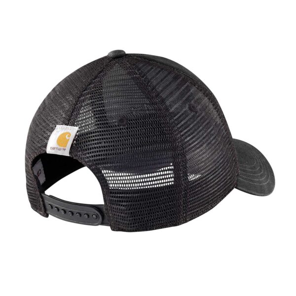 Die Rückseite der Carhartt Mesh-Back Logo Graphic Cap AH1195 in schwarz ist die perfekte Wahl für alle, die eine robuste und bequeme Baseballmütze suchen, die auch an heißen Tagen angenehm zu tragen ist.