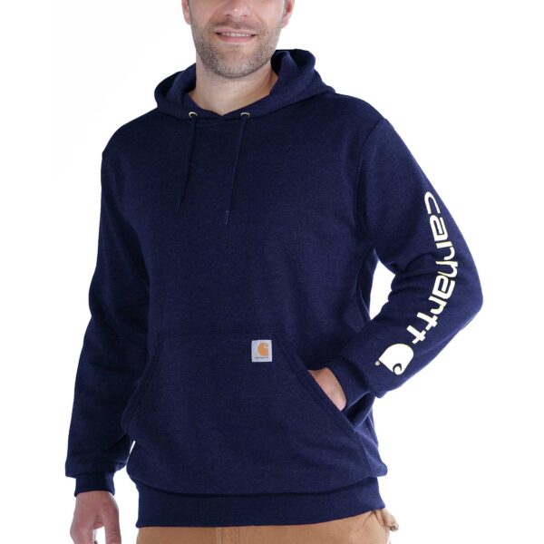 Carhartt Herren Hoodie K288 in der Farbe Navy angezogen am Mann.