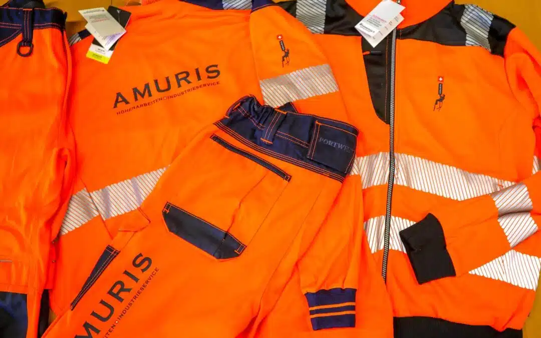 Amuris Arbeitskleider. Flammhemmender Textildruck auf Arbeitskleider von Portwest.