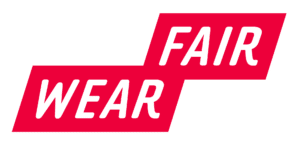 Rotes Fair Wear Logo auf transparentem Hintergrund, repräsentiert faire und nachhaltige Textildruckmethoden für Firmen.