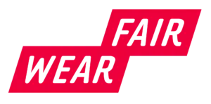 Rotes Fair Wear Logo auf transparentem Hintergrund, repräsentiert faire und nachhaltige Textildruckmethoden für Firmen.