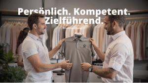 Entspannte Beratungssituation in modernem Büro: Ein Textildruck-Experte und eine Kundin besprechen anhand von Stoffmustern und digitalen Designs die optimale Lösung für Arbeitskleidung.