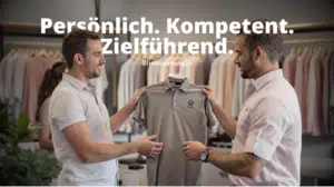 Entspannte Beratungssituation in modernem Büro: Ein Textildruck-Experte und eine Kundin besprechen anhand von Stoffmustern und digitalen Designs die optimale Lösung für Arbeitskleidung.