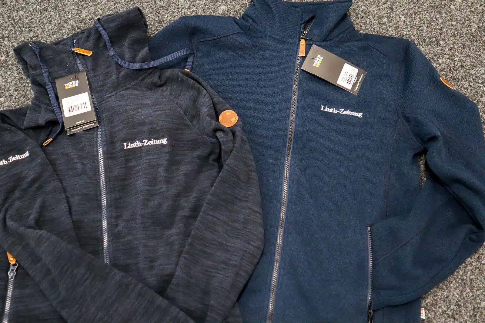 Beispiel für fehlerhaften Textildruck mit Durchbluten-Effekt auf rotem T-Shirt
