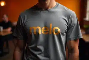 Mann mit Arbeitskleider T-Shirt mit Textildruck bedruckter melo Schriftzug